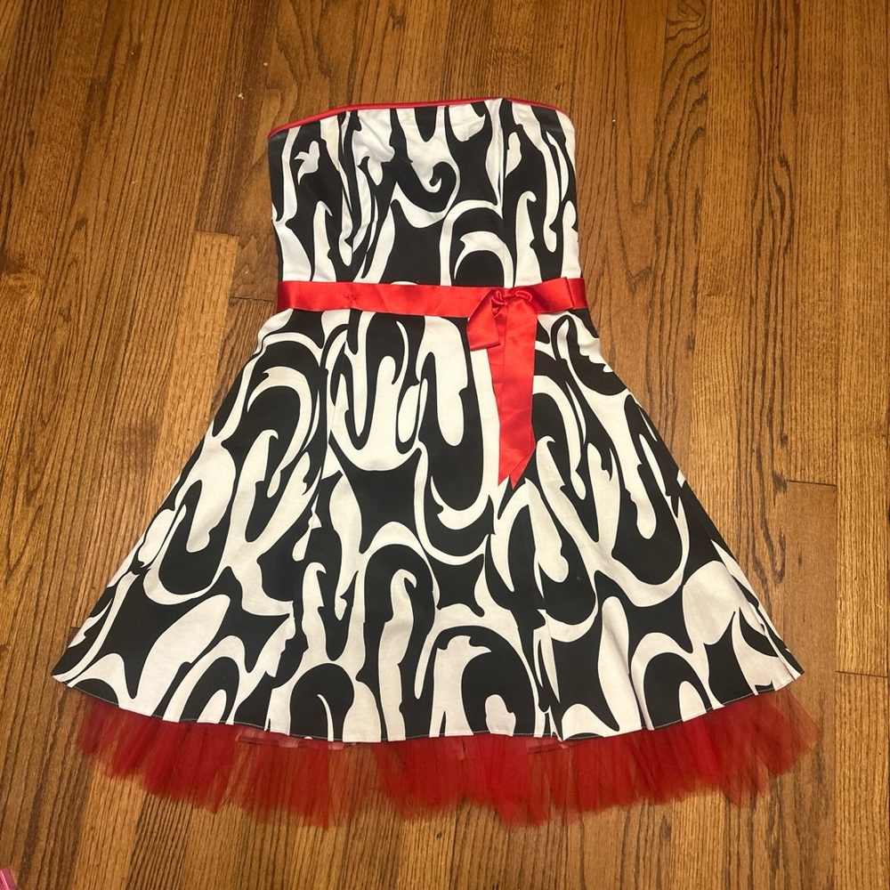 Jessica McClintock Elegant Cream Dress with Red Trim